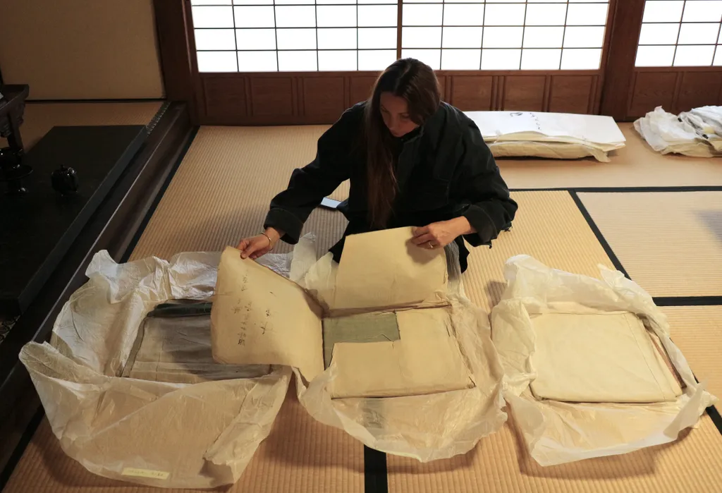mae-engelgeer-va-hanh-trinh-tai-dien-giai-di-san-det-may-nhat-ban-tai-kyoto_3.png
