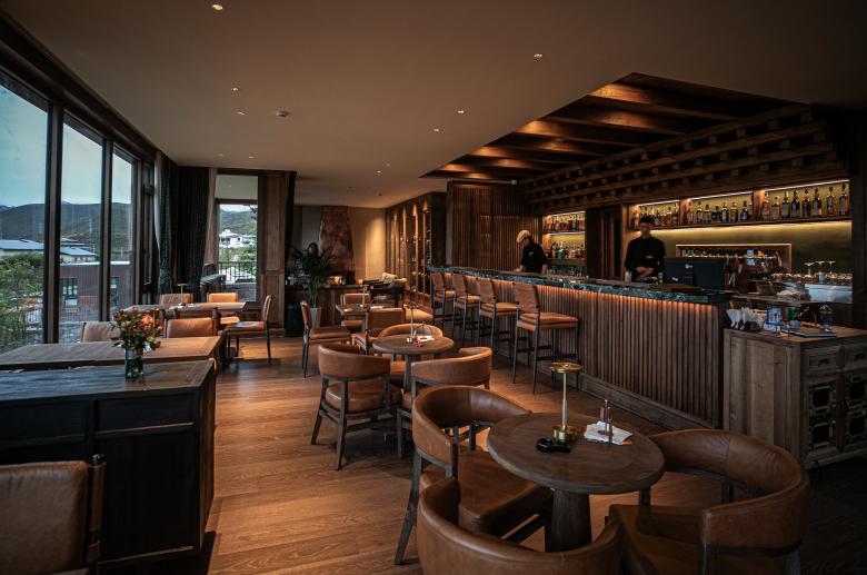 songtsam-linka-sunset-bar-noi-van-hoa-tay-tang-gap-go-nghe-thuat-thuong-thuc-whisky_10.jpg