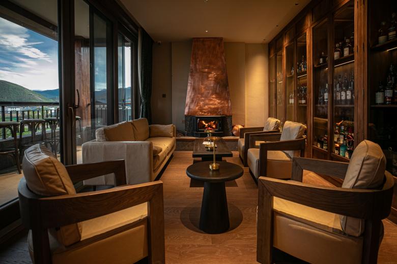 songtsam-linka-sunset-bar-noi-van-hoa-tay-tang-gap-go-nghe-thuat-thuong-thuc-whisky_16.jpg