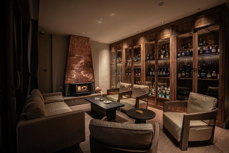 songtsam-linka-sunset-bar-noi-van-hoa-tay-tang-gap-go-nghe-thuat-thuong-thuc-whisky_17.jpg
