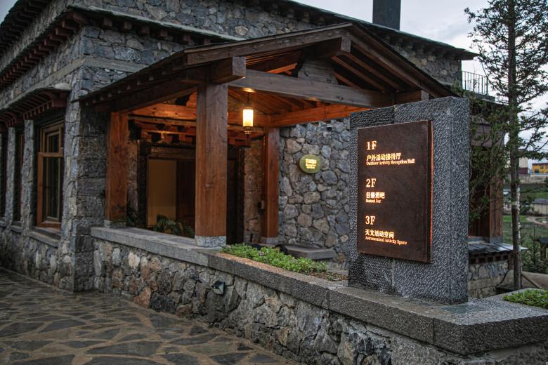 songtsam-linka-sunset-bar-noi-van-hoa-tay-tang-gap-go-nghe-thuat-thuong-thuc-whisky_2.jpg