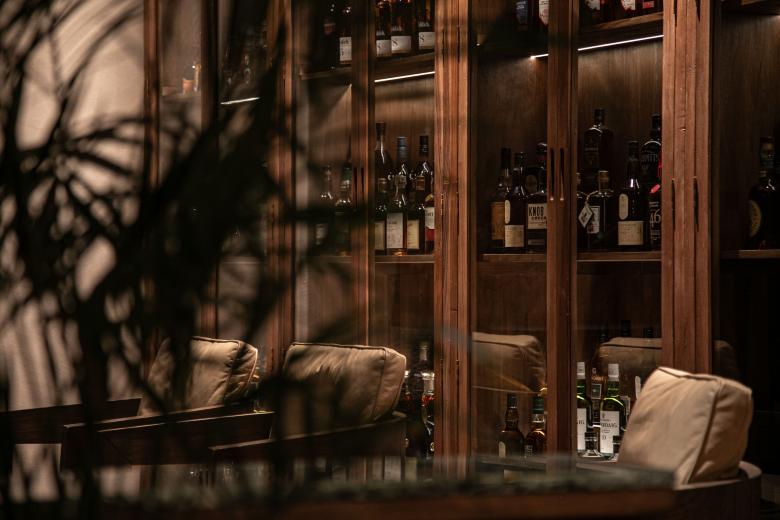 songtsam-linka-sunset-bar-noi-van-hoa-tay-tang-gap-go-nghe-thuat-thuong-thuc-whisky_21.jpg