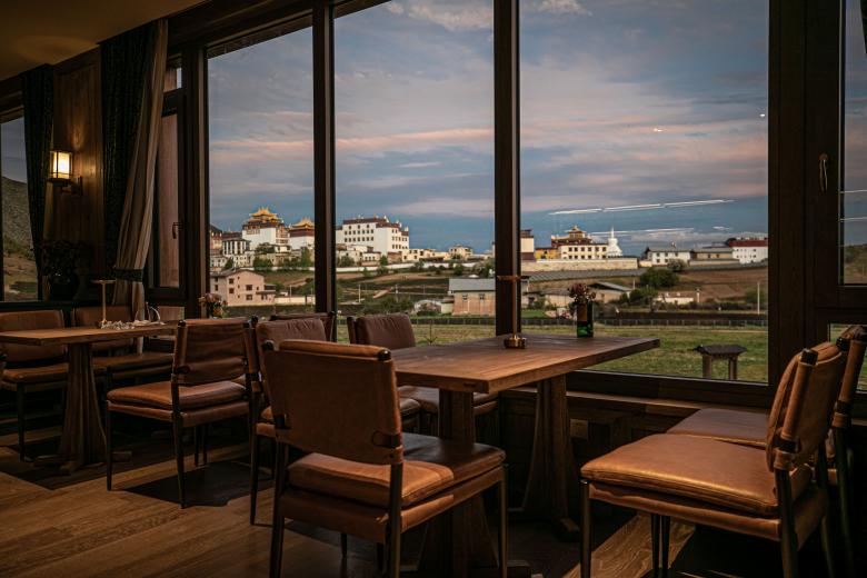 songtsam-linka-sunset-bar-noi-van-hoa-tay-tang-gap-go-nghe-thuat-thuong-thuc-whisky_6.jpg