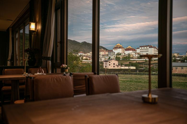 songtsam-linka-sunset-bar-noi-van-hoa-tay-tang-gap-go-nghe-thuat-thuong-thuc-whisky_7.jpg