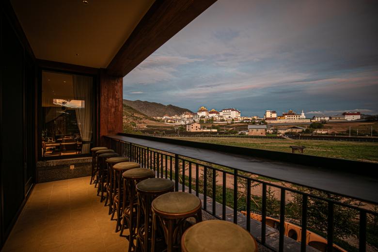 songtsam-linka-sunset-bar-noi-van-hoa-tay-tang-gap-go-nghe-thuat-thuong-thuc-whisky_8.jpg