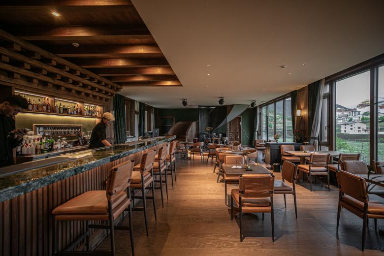 songtsam-linka-sunset-bar-noi-van-hoa-tay-tang-gap-go-nghe-thuat-thuong-thuc-whisky_9.jpg