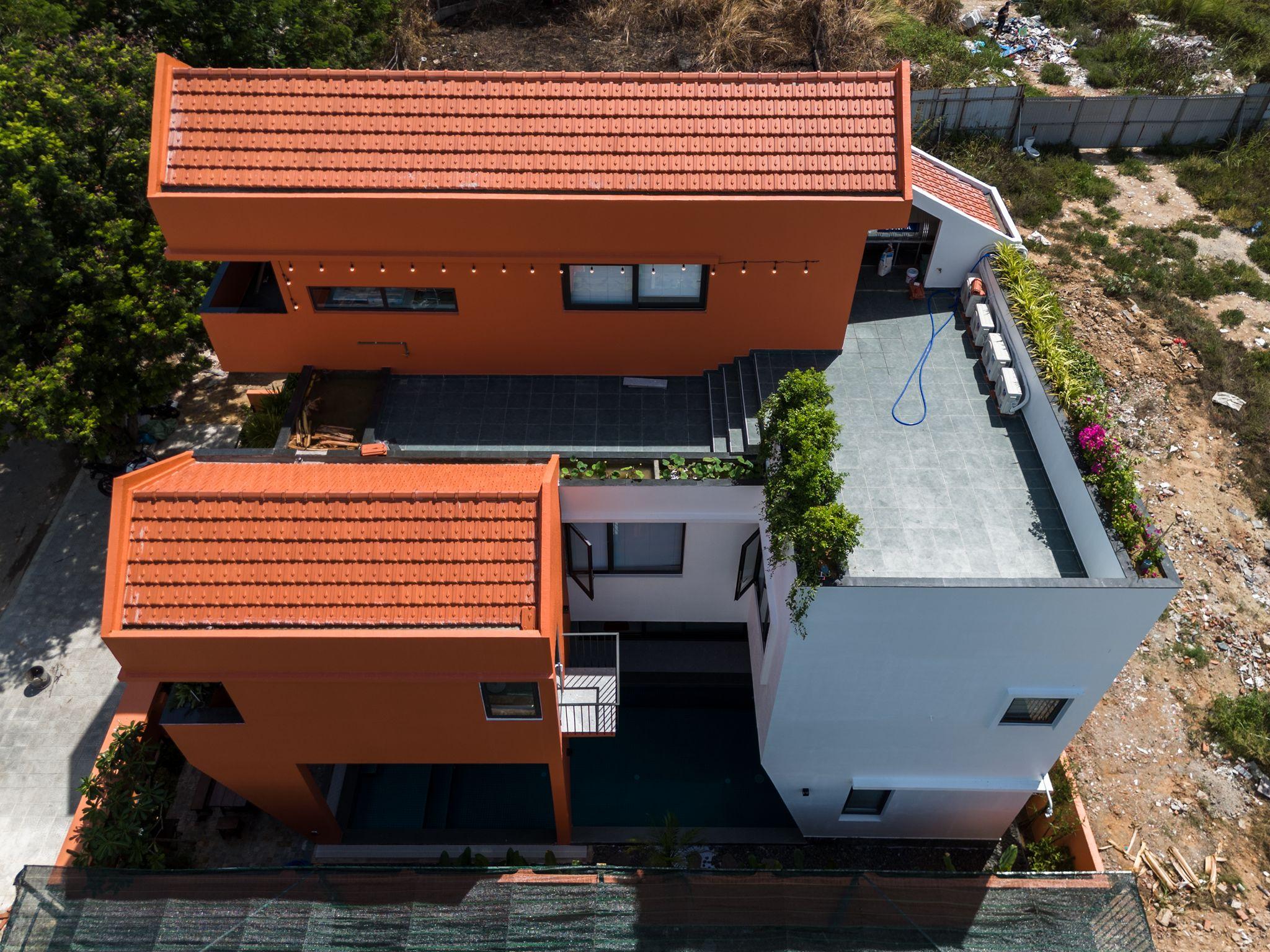 the-red-villa-mang-tinh-than-resort-vao-giua-long-thanh-pho-psa-architecture_3.jpg