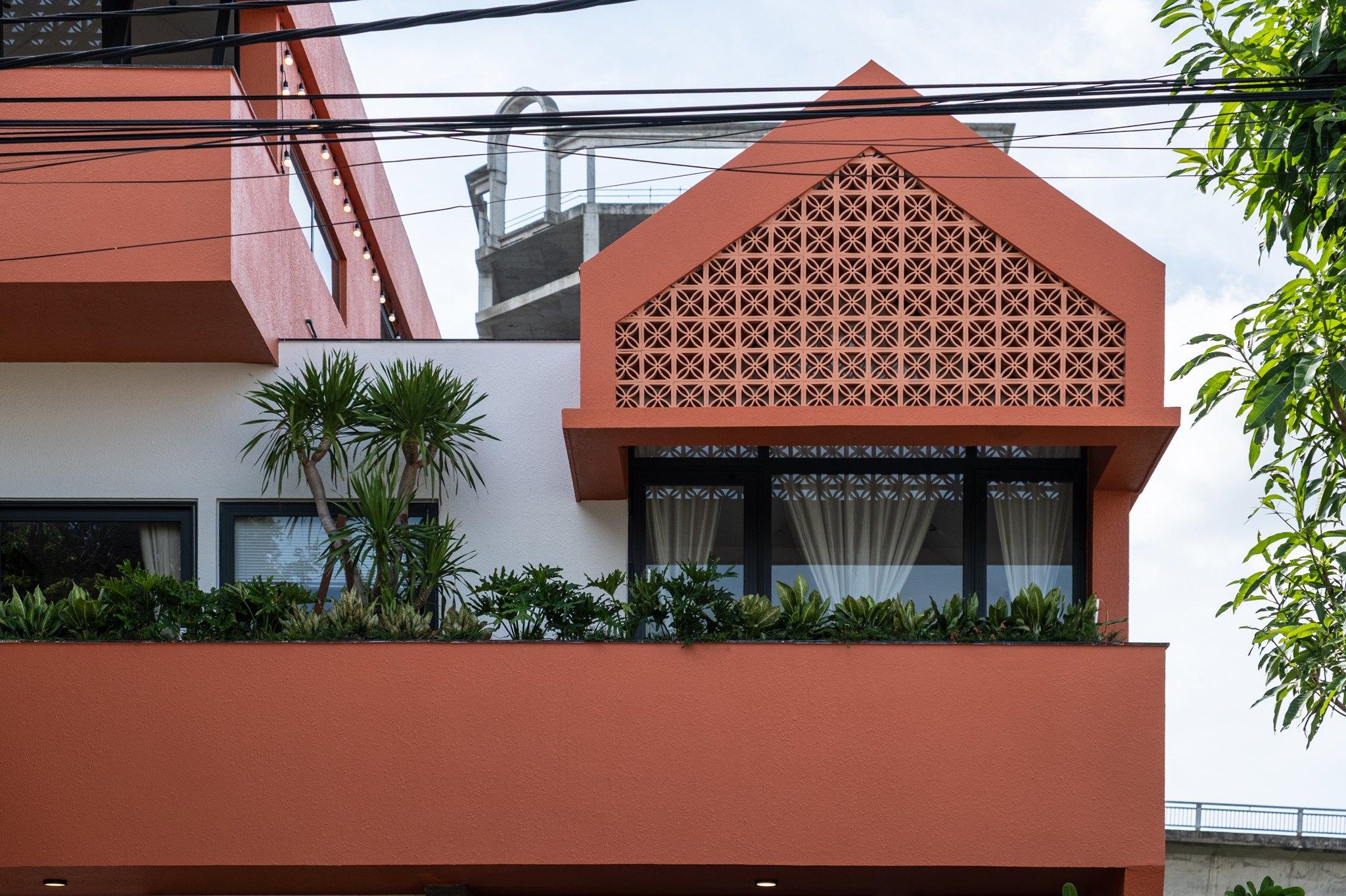 the-red-villa-mang-tinh-than-resort-vao-giua-long-thanh-pho-psa-architecture_4.jpg