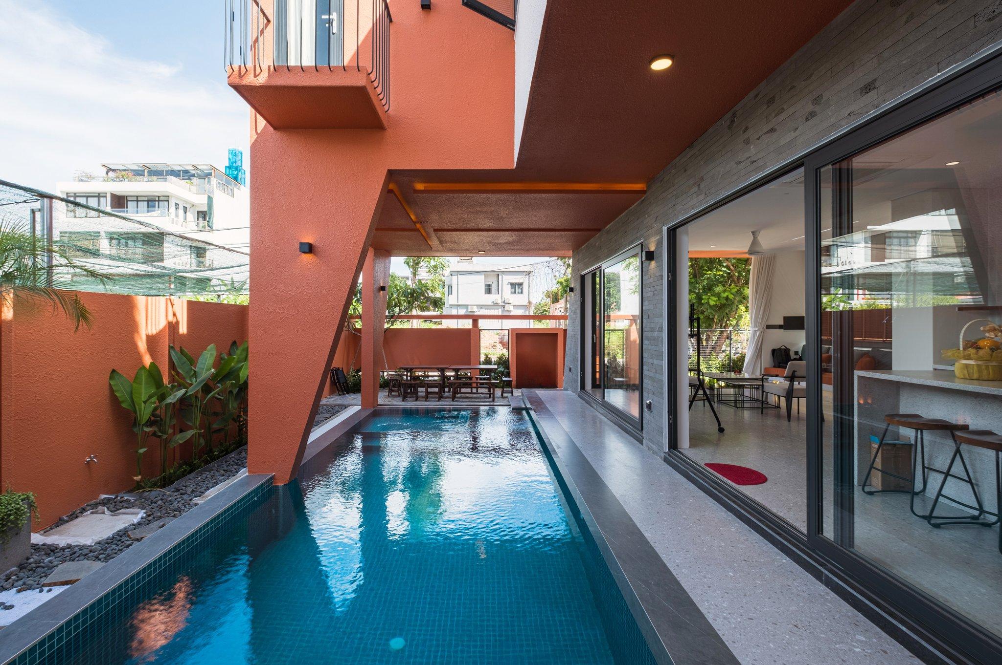 the-red-villa-mang-tinh-than-resort-vao-giua-long-thanh-pho-psa-architecture_5.jpg