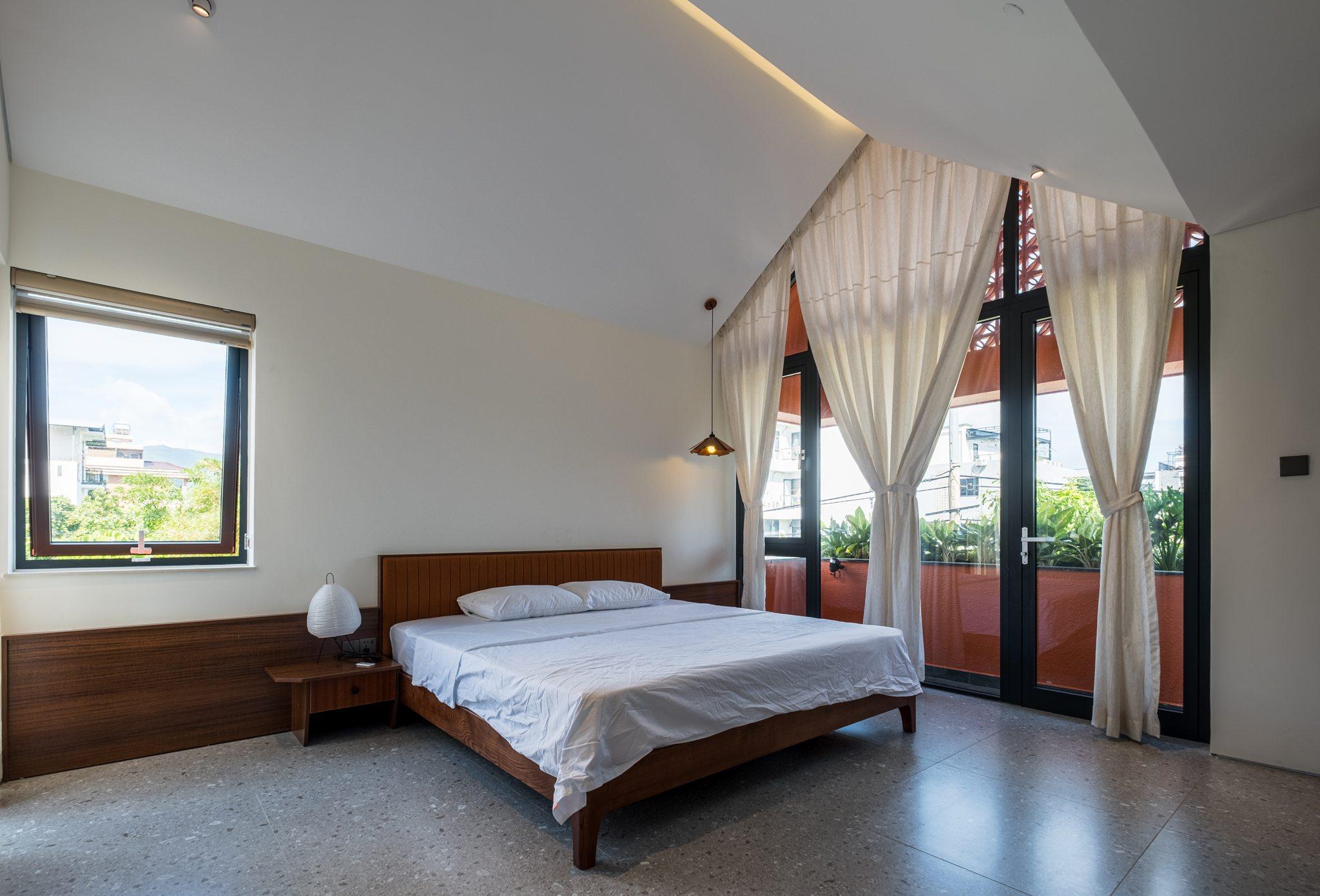the-red-villa-mang-tinh-than-resort-vao-giua-long-thanh-pho-psa-architecture_8.jpg