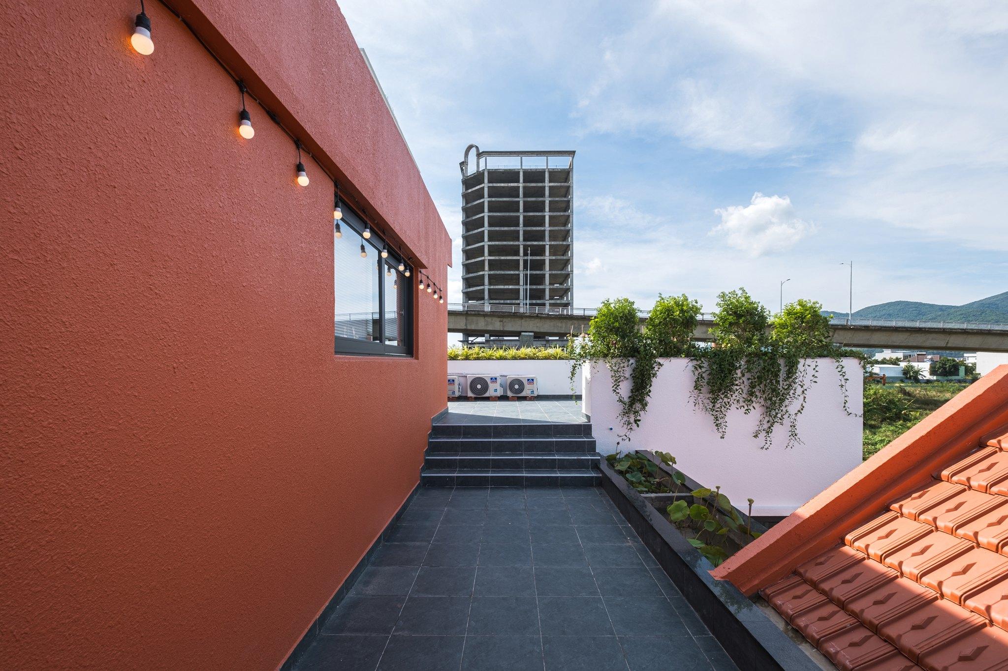 the-red-villa-mang-tinh-than-resort-vao-giua-long-thanh-pho-psa-architecture_9.jpg