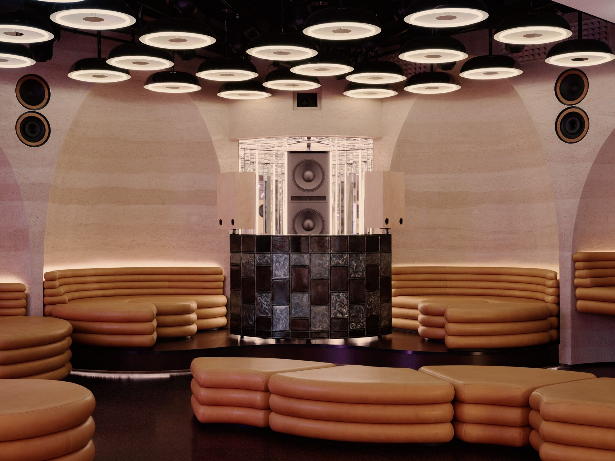 thiet-ke-nightclub-play-tai-gstaad-khong-gian-giai-tri-giay-cam-xuc-cua-studio-karhard_5.png