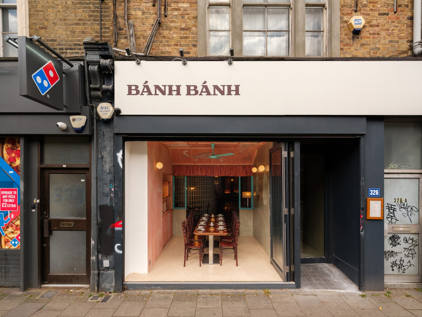 banh-banh-brixton-dien-giai-ban-sac-viet-trong-khong-gian-nha-hang-duong-dai-tai-london-house-of-baby_2.png