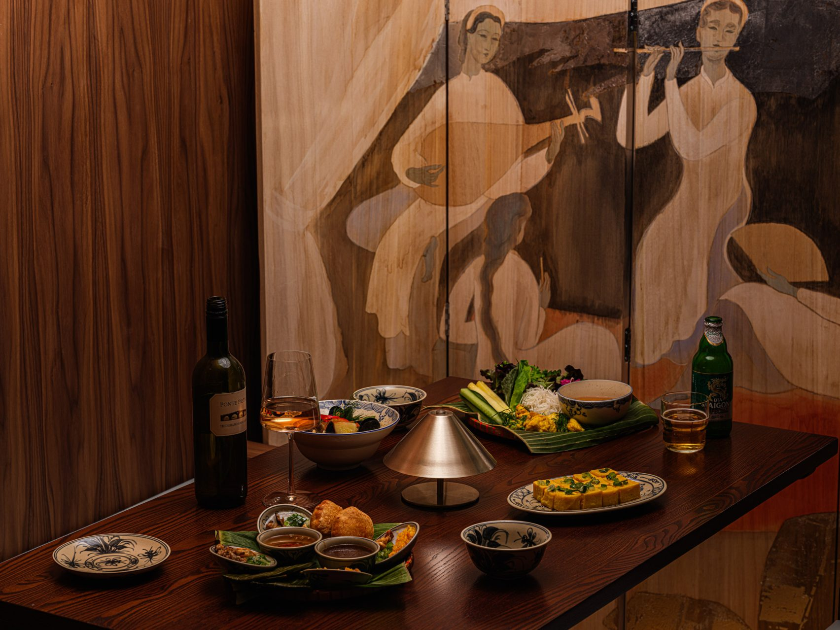 banh-banh-brixton-dien-giai-ban-sac-viet-trong-khong-gian-nha-hang-duong-dai-tai-london-house-of-baby_6.png