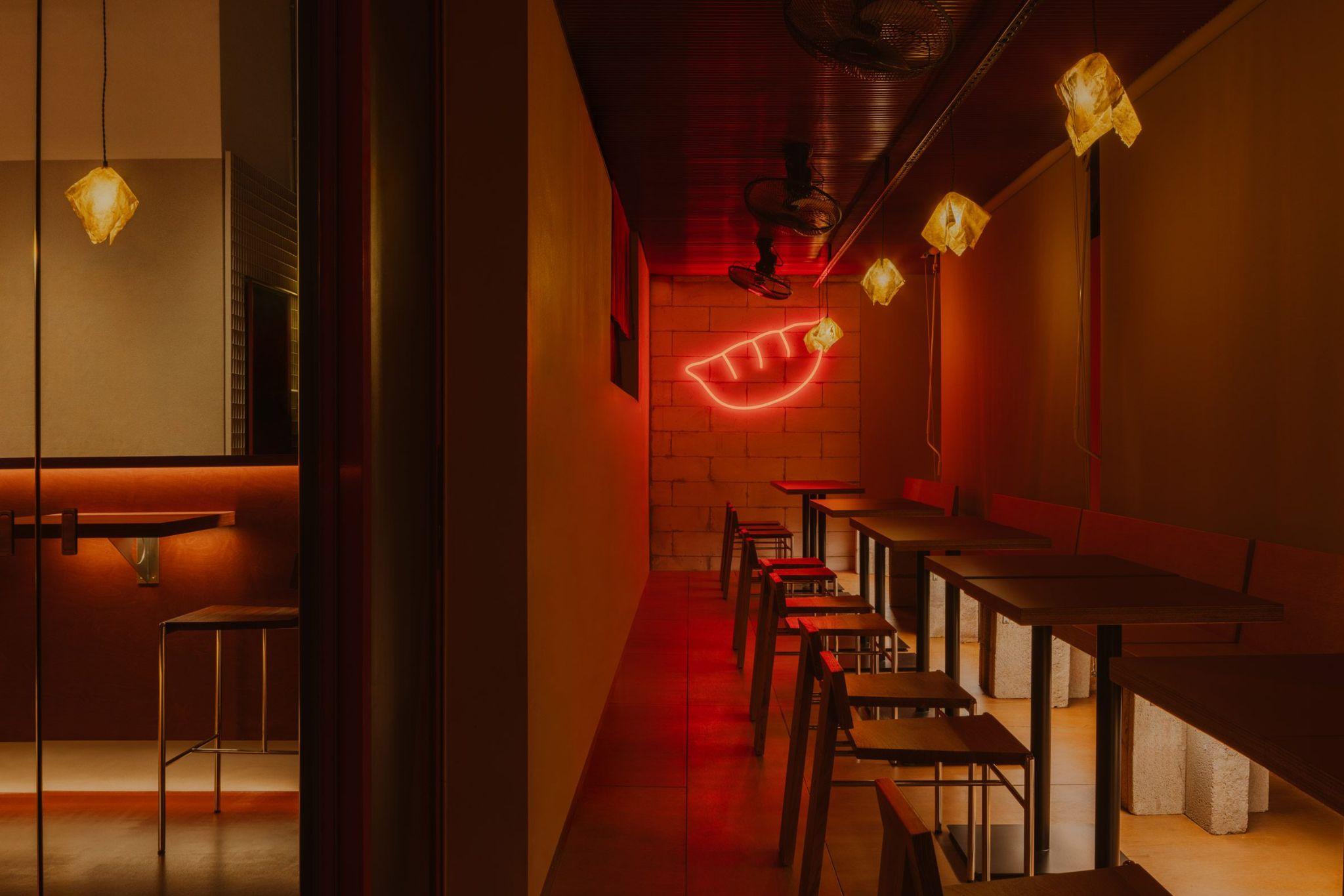 dumpling-darlings-khi-chiec-den-ha-cao-tro-thanh-diem-nhan-cua-khong-gian-izakaya-open-studio_6.jpg