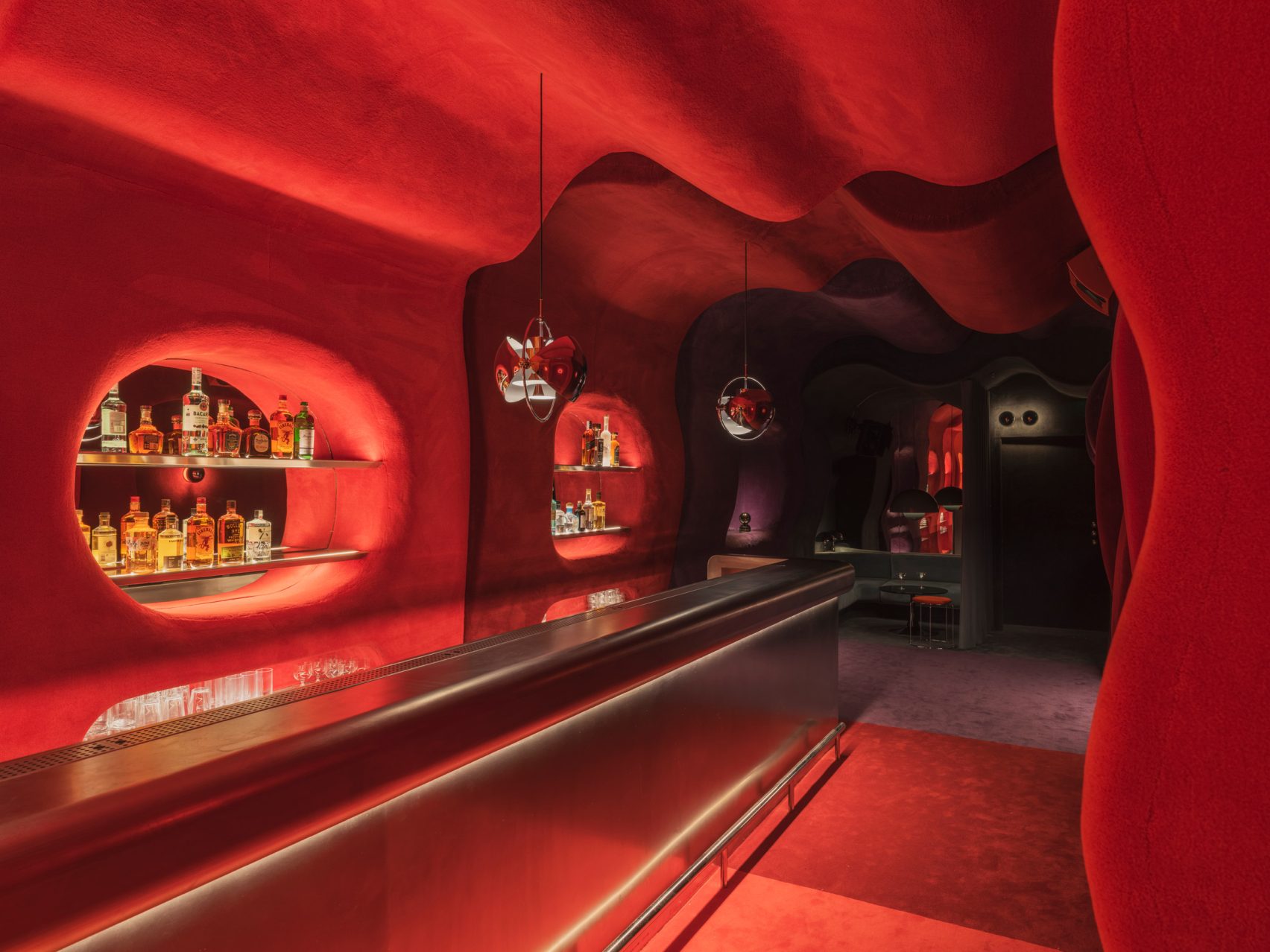 focacha-quan-cocktail-bar-mang-phong-cach-space-age-thap-nien-1960-tai-barcelona-isern-serra_2.jpg