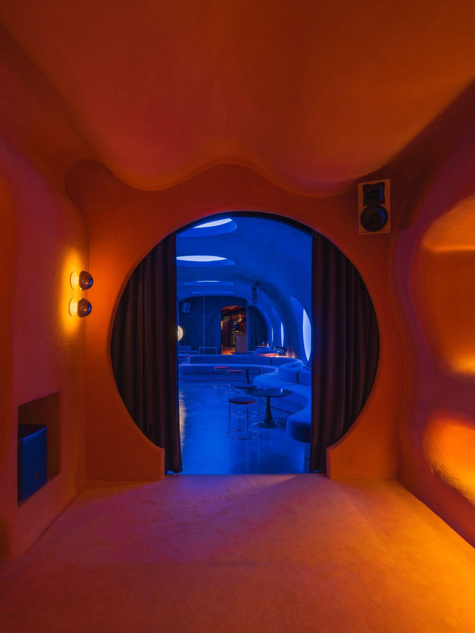 focacha-quan-cocktail-bar-mang-phong-cach-space-age-thap-nien-1960-tai-barcelona-isern-serra_4.jpg