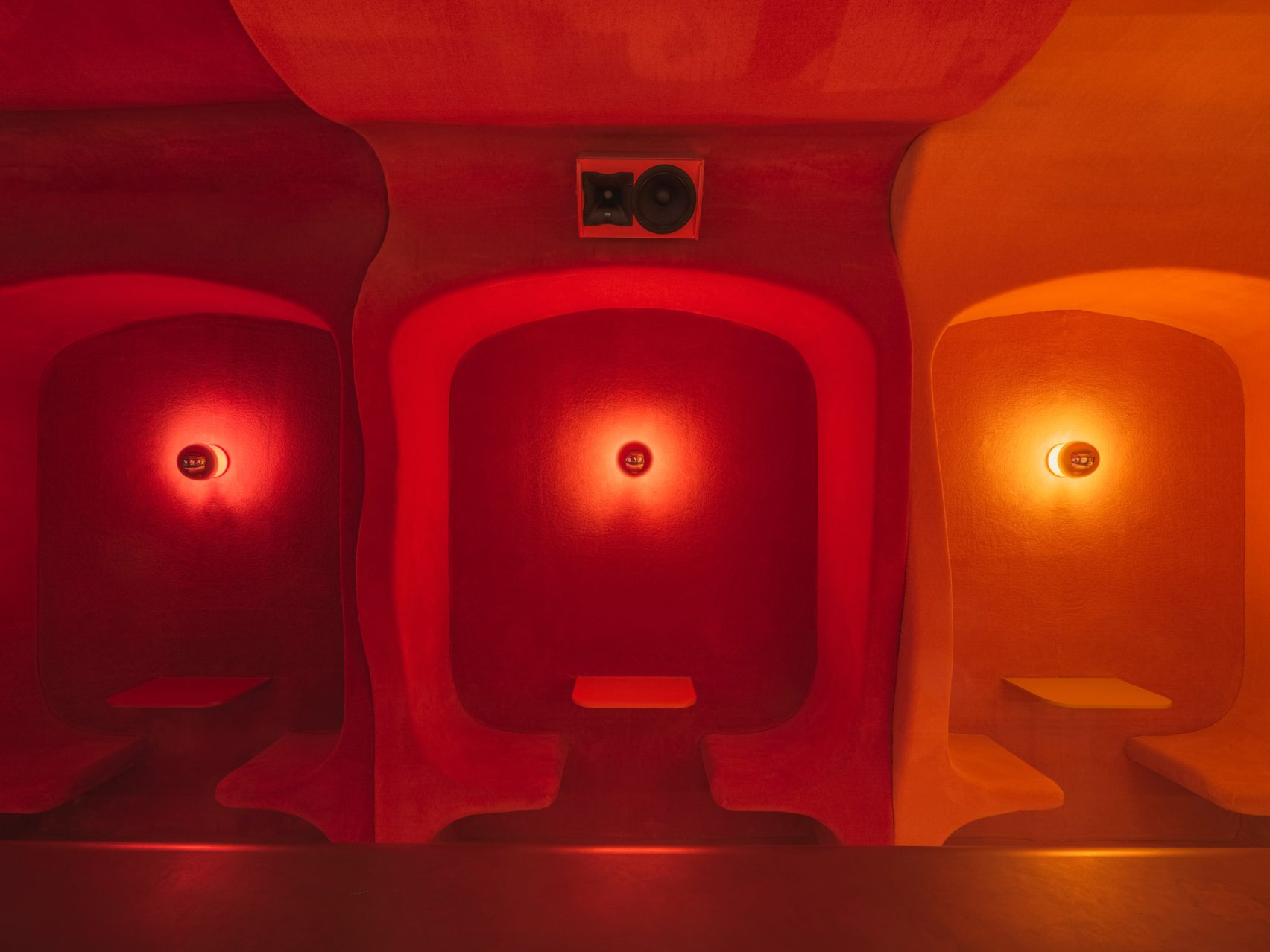 focacha-quan-cocktail-bar-mang-phong-cach-space-age-thap-nien-1960-tai-barcelona-isern-serra_5.jpg