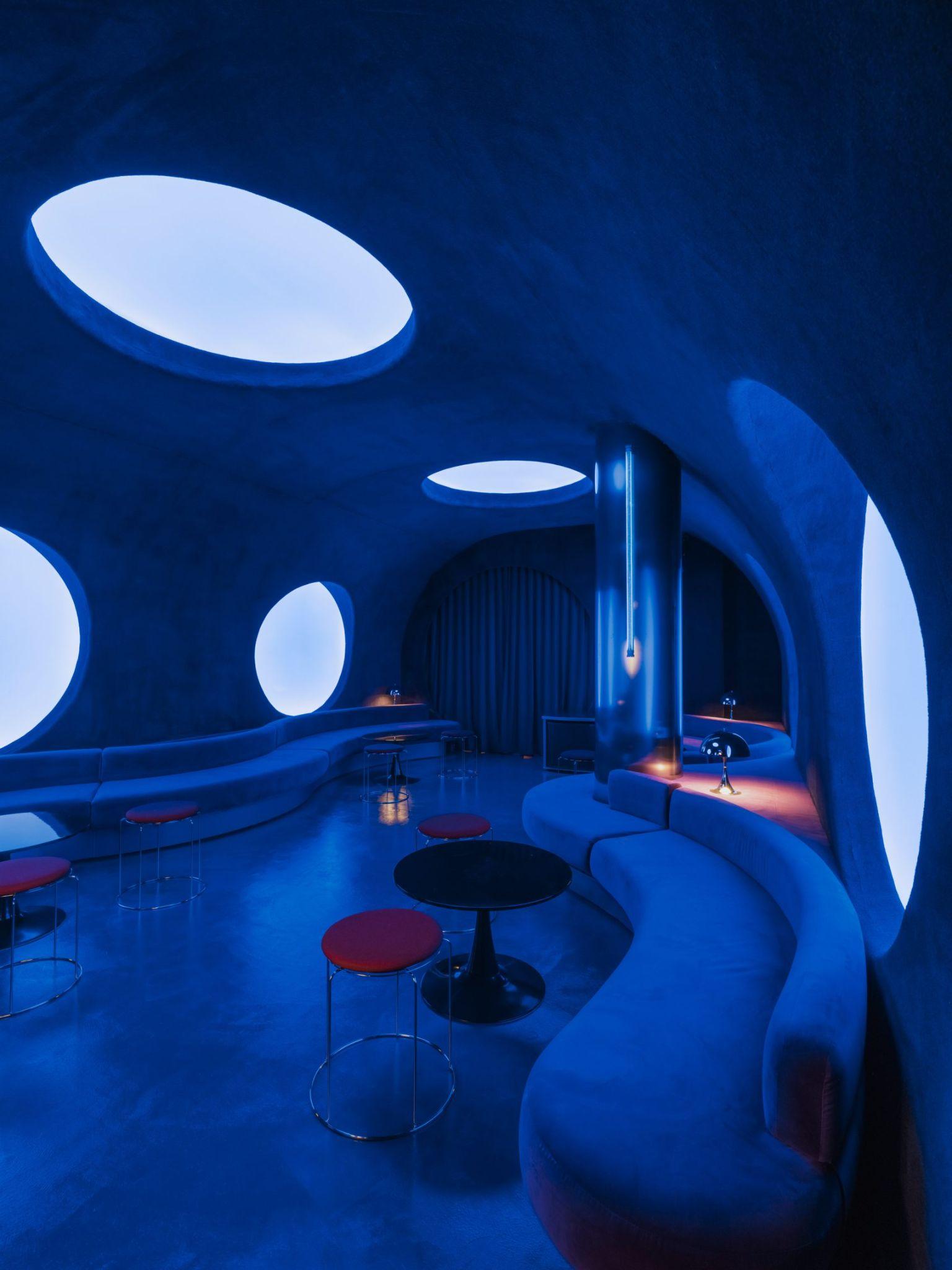 focacha-quan-cocktail-bar-mang-phong-cach-space-age-thap-nien-1960-tai-barcelona-isern-serra_7.jpg