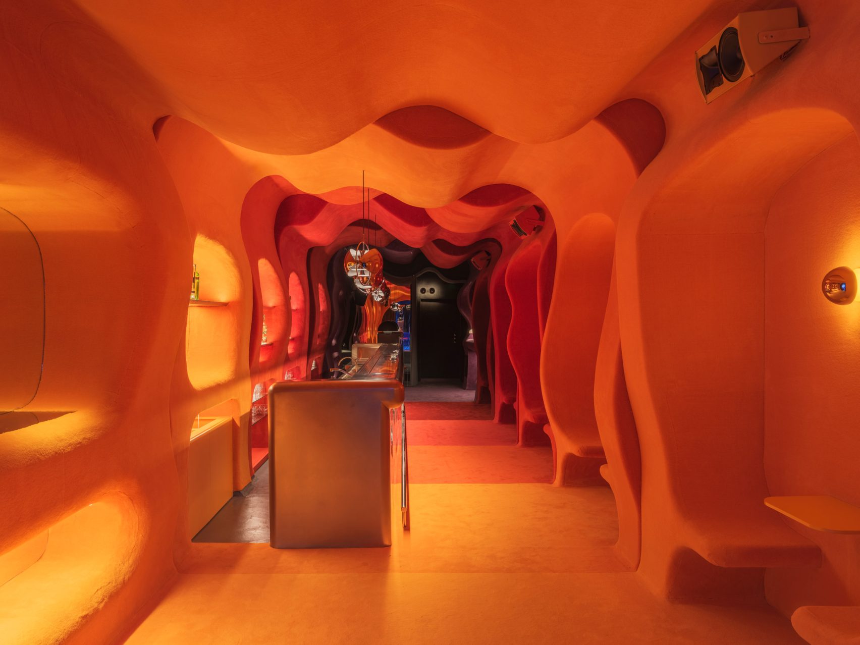 focacha-quan-cocktail-bar-mang-phong-cach-space-age-thap-nien-1960-tai-barcelona-isern-serra_8.jpg