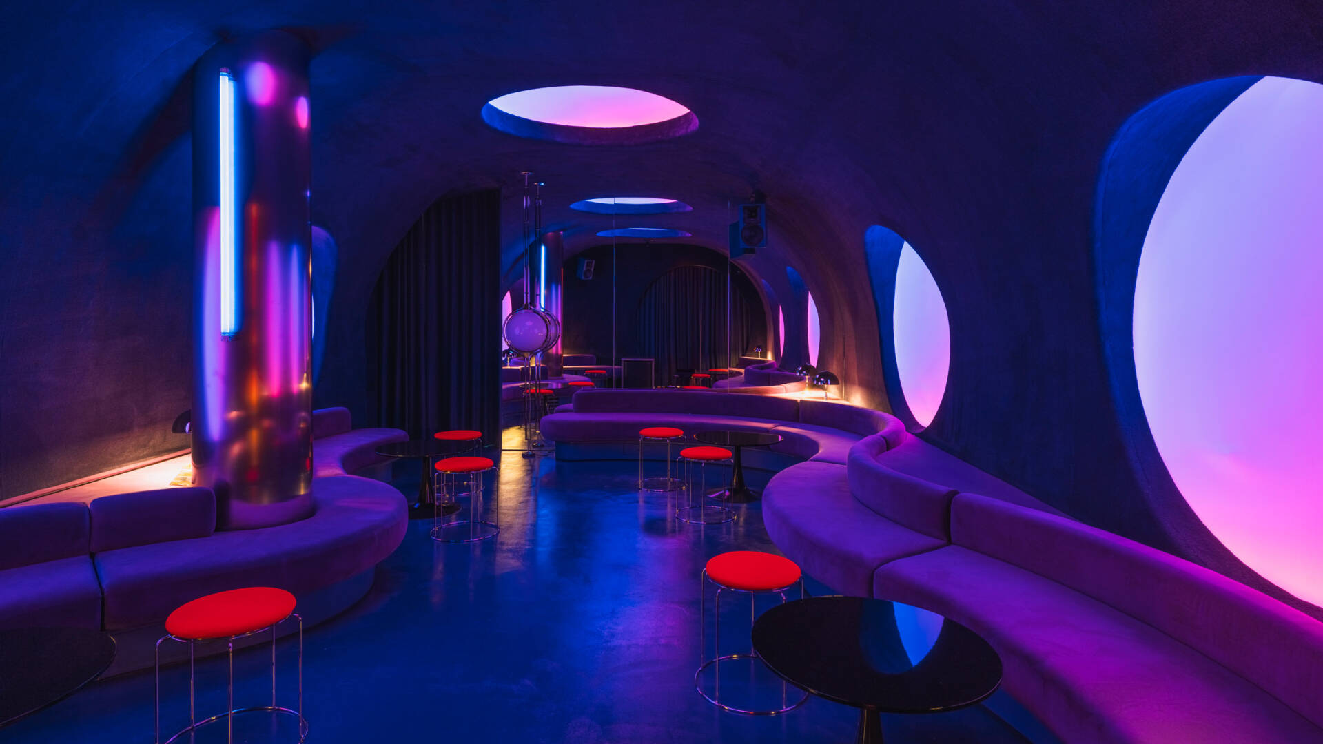 Focacha: Quán cocktail bar mang phong cách Space Age thập niên 1960 tại Barcelona | Isern Serra