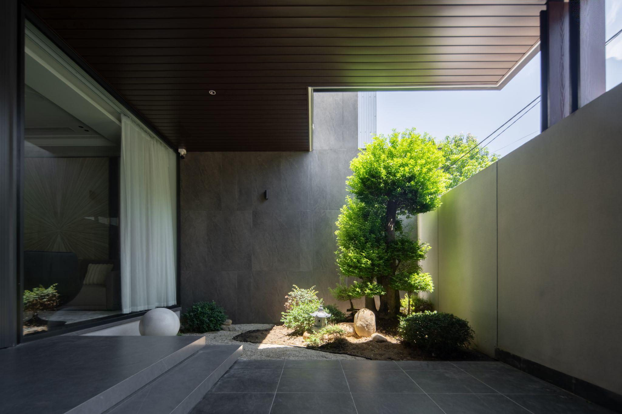 qh-villa-biet-thu-pho-voi-he-khoang-dem-xanh-tai-da-nang-ipm-architects_3.jpg