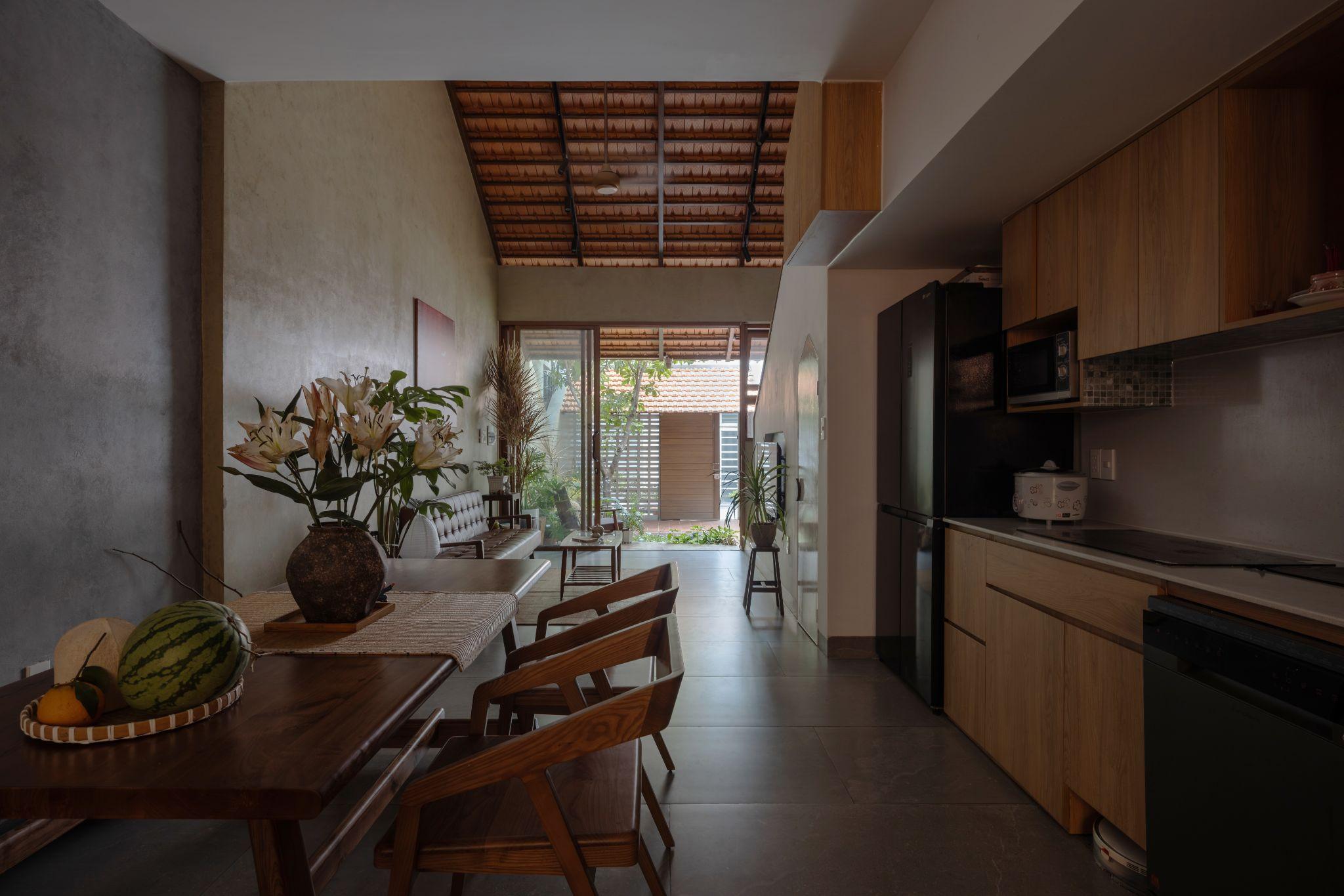 the-roof-house-ngoi-nha-77m2-va-triet-ly-song-vua-du-trung-nguyen-architects_12.jpg