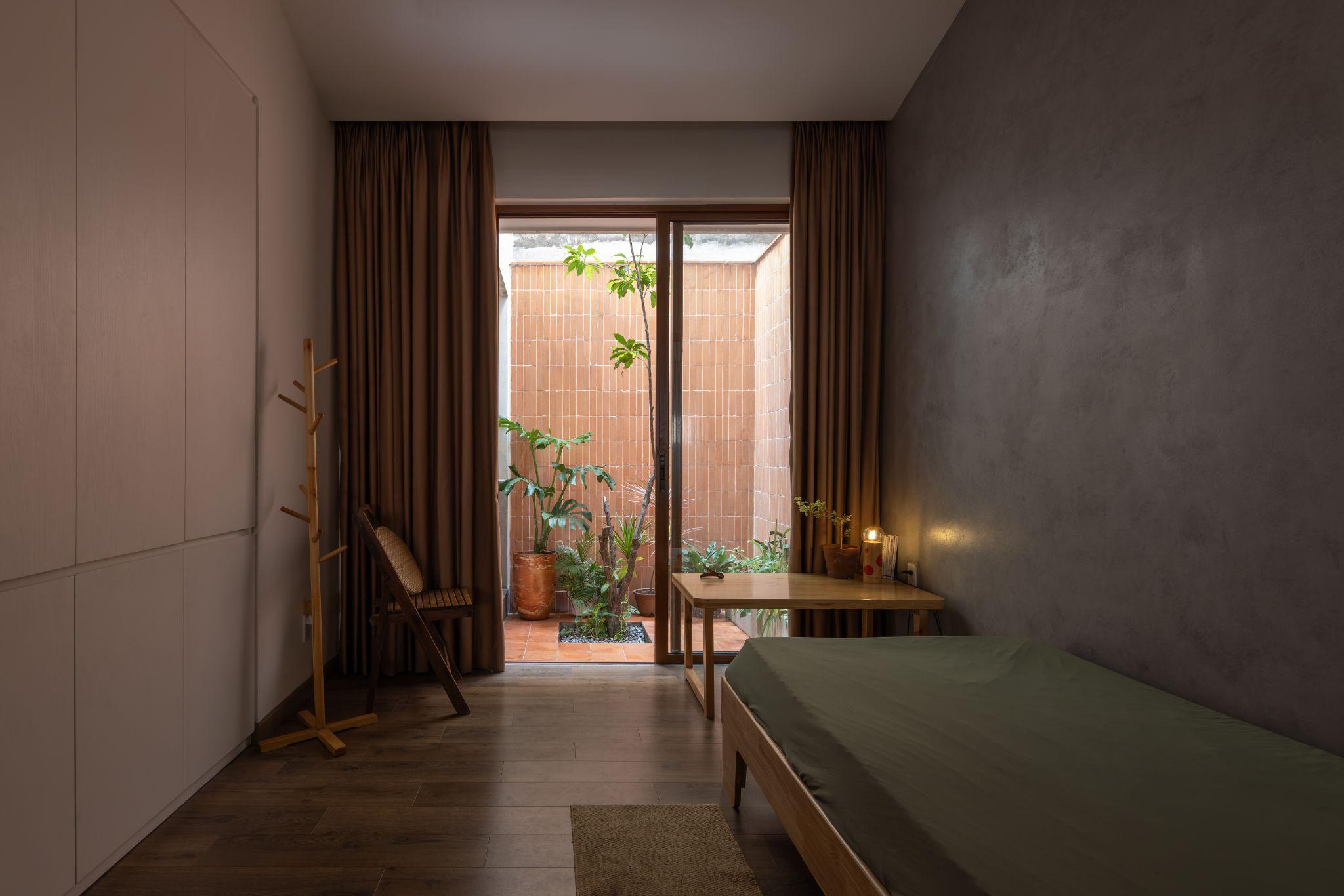 the-roof-house-ngoi-nha-77m2-va-triet-ly-song-vua-du-trung-nguyen-architects_16.jpg