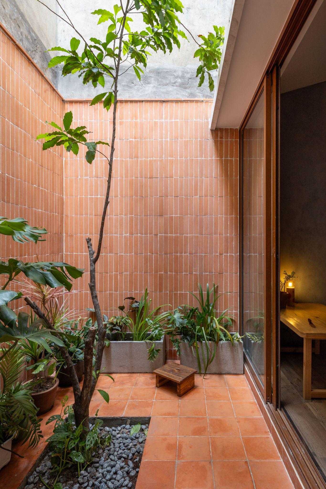 the-roof-house-ngoi-nha-77m2-va-triet-ly-song-vua-du-trung-nguyen-architects_17.jpg