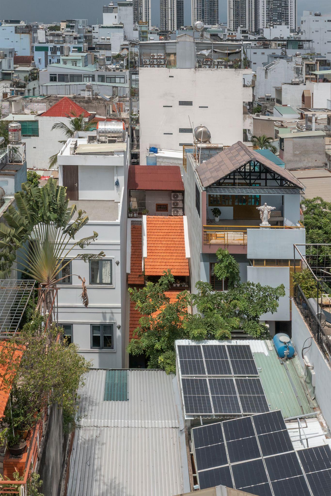 the-roof-house-ngoi-nha-77m2-va-triet-ly-song-vua-du-trung-nguyen-architects_2.jpg