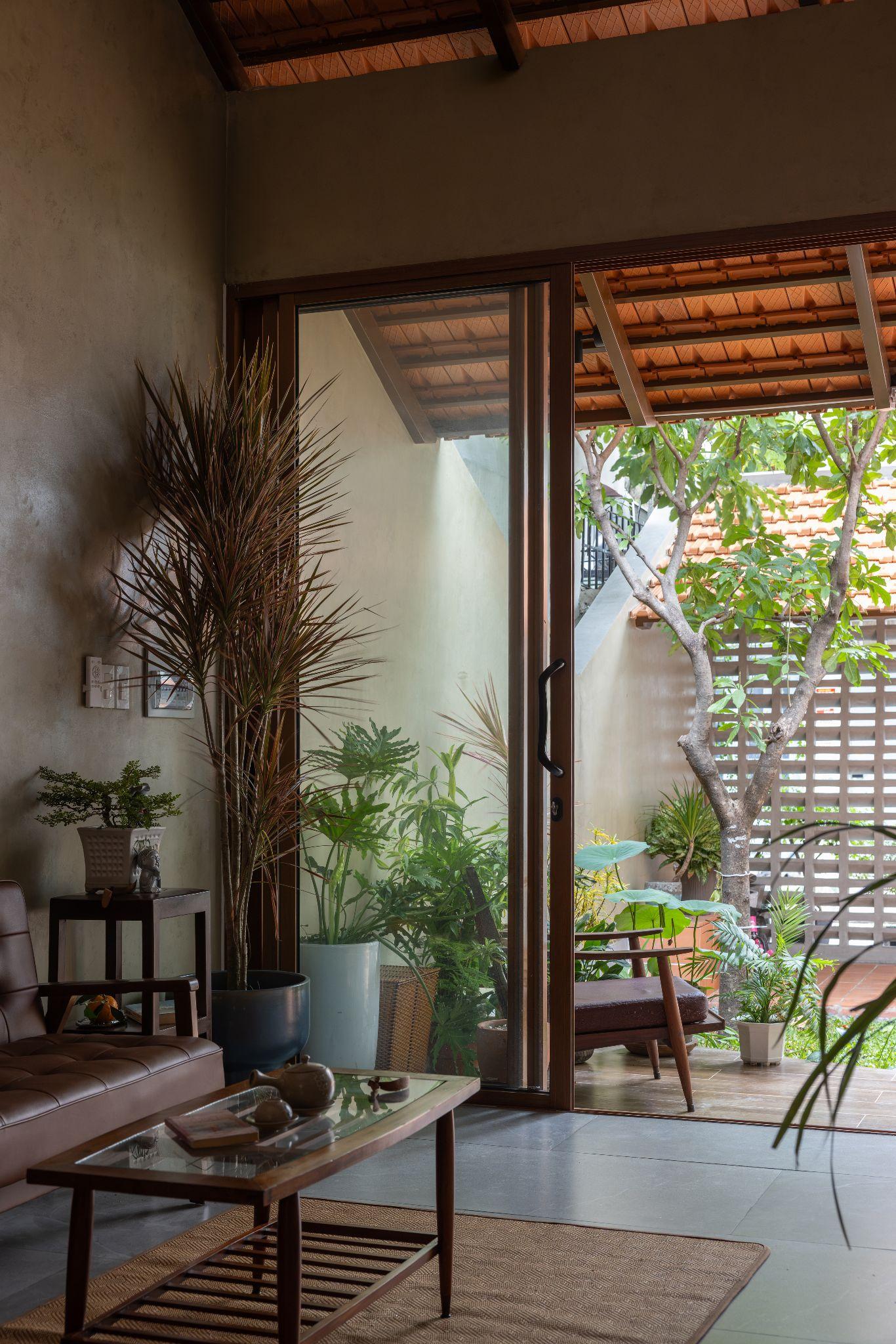 the-roof-house-ngoi-nha-77m2-va-triet-ly-song-vua-du-trung-nguyen-architects_22.jpg