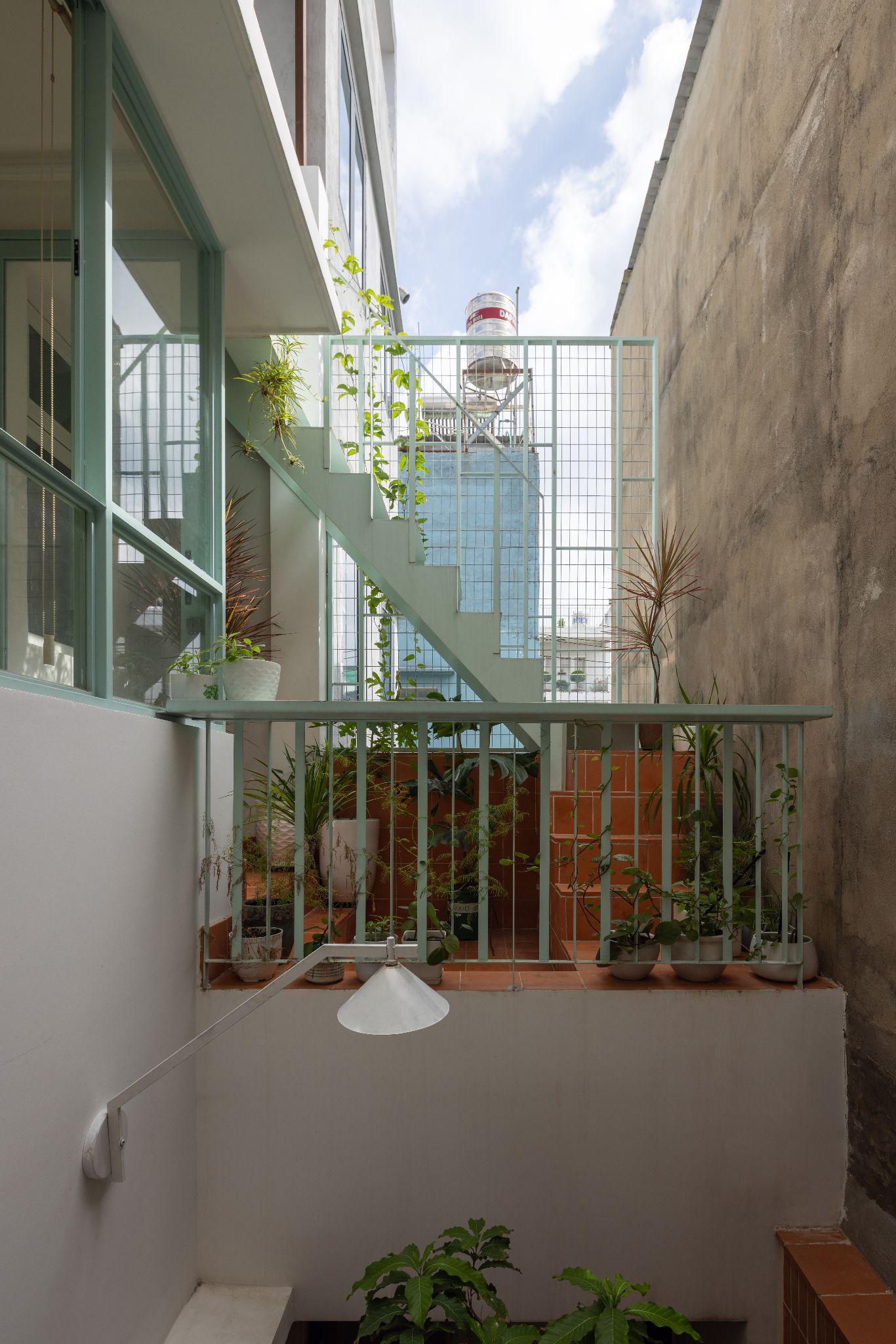the-roof-house-ngoi-nha-77m2-va-triet-ly-song-vua-du-trung-nguyen-architects_24.jpg
