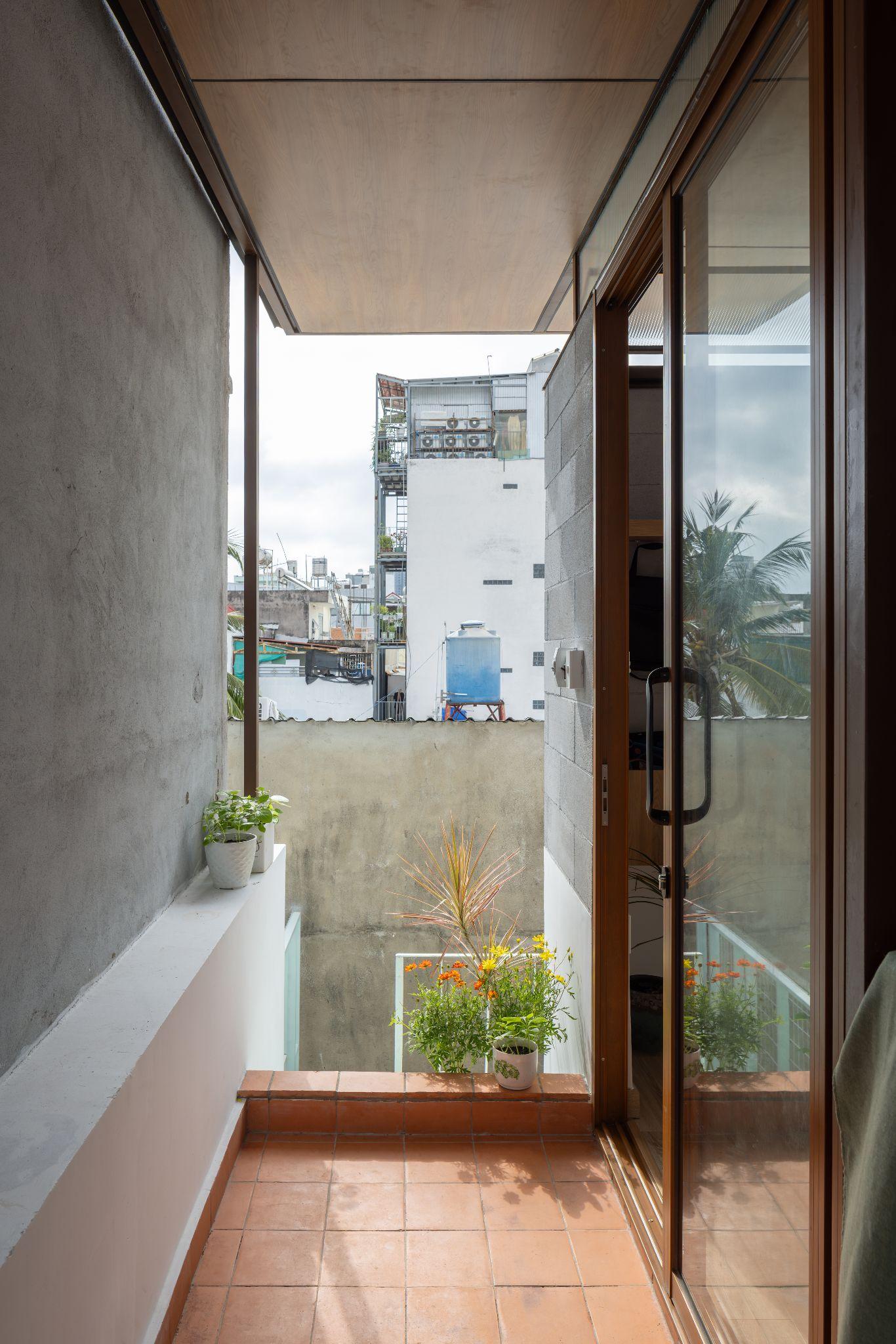the-roof-house-ngoi-nha-77m2-va-triet-ly-song-vua-du-trung-nguyen-architects_28.jpg