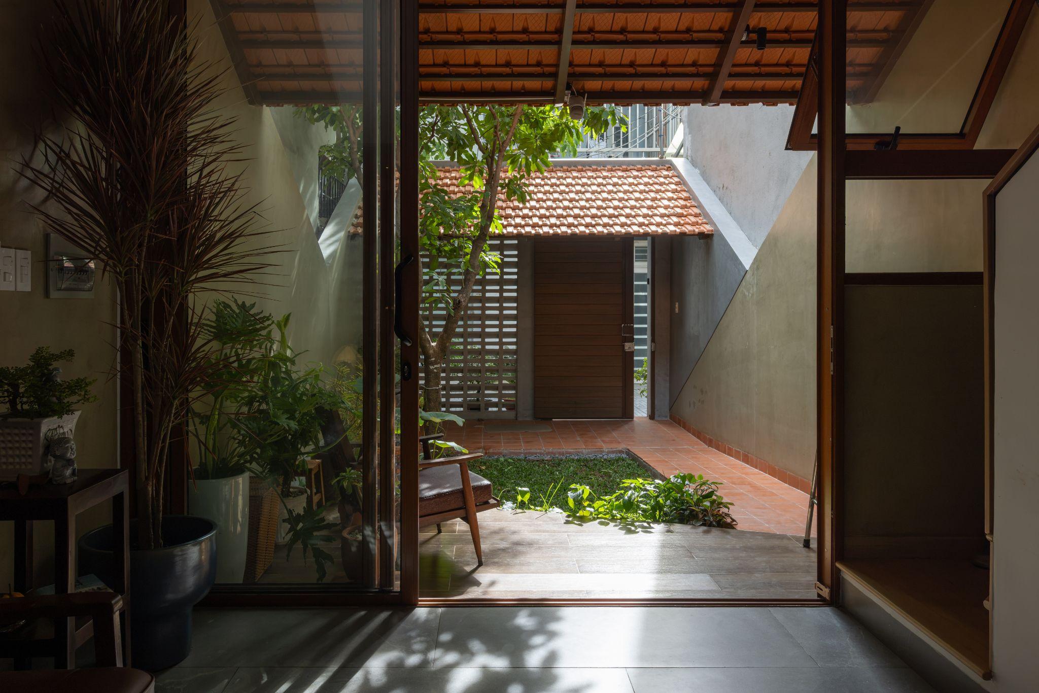 the-roof-house-ngoi-nha-77m2-va-triet-ly-song-vua-du-trung-nguyen-architects_29.jpg