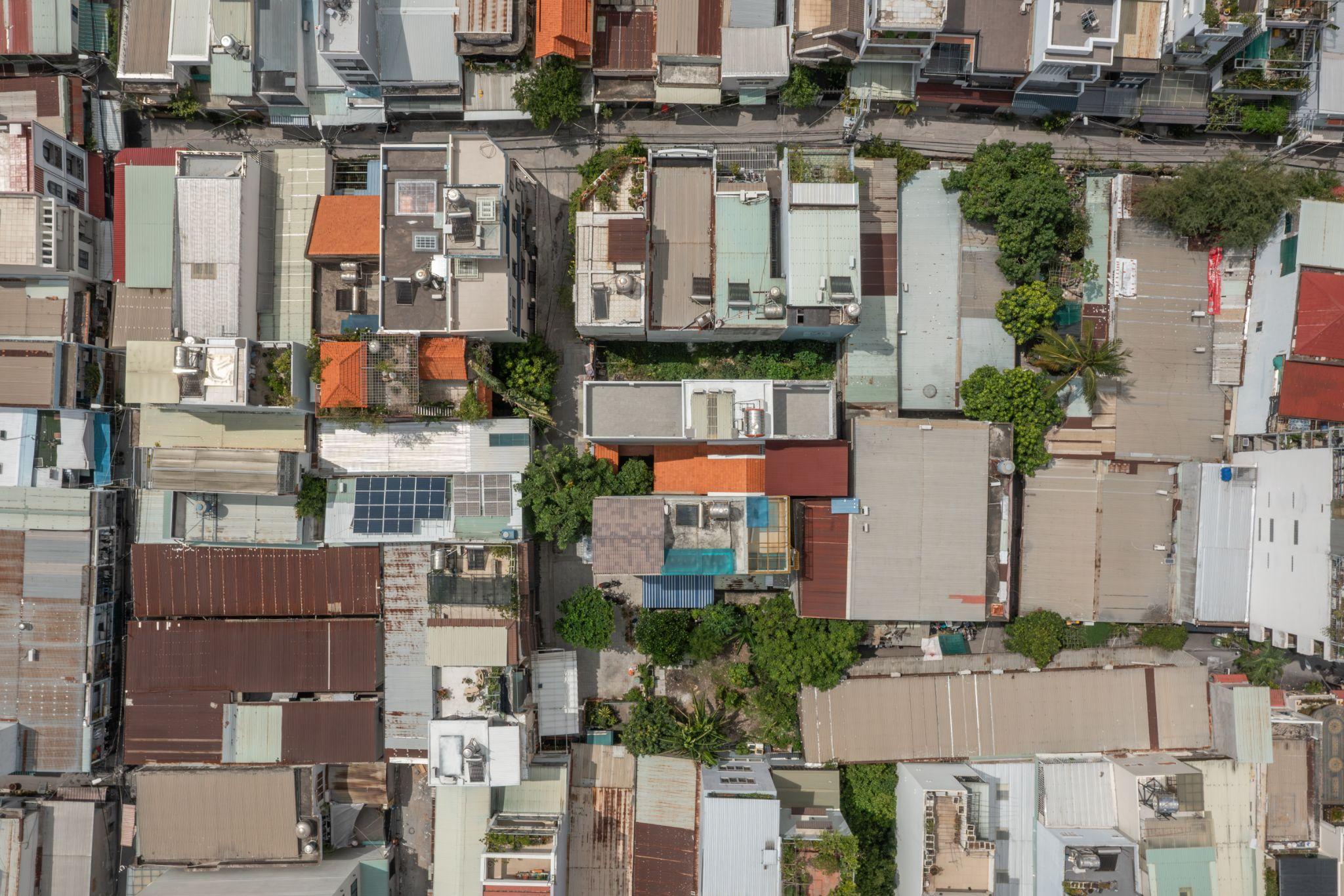 the-roof-house-ngoi-nha-77m2-va-triet-ly-song-vua-du-trung-nguyen-architects_3.jpg