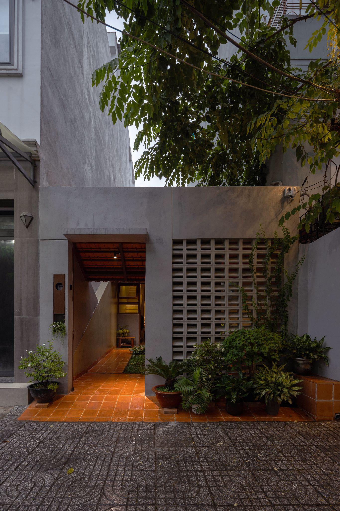the-roof-house-ngoi-nha-77m2-va-triet-ly-song-vua-du-trung-nguyen-architects_4.jpg