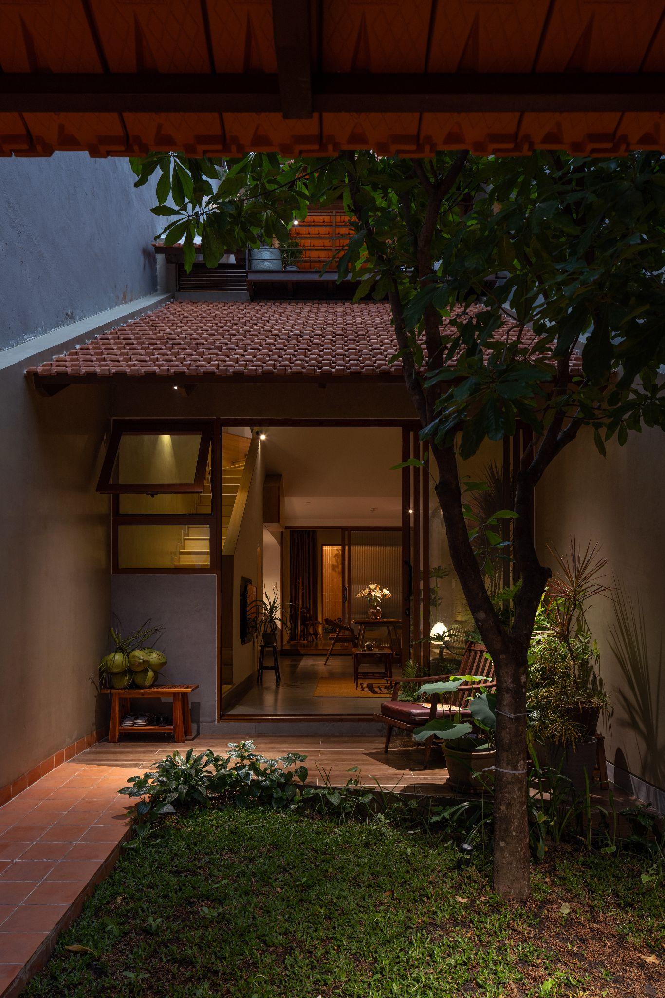 the-roof-house-ngoi-nha-77m2-va-triet-ly-song-vua-du-trung-nguyen-architects_5.jpg