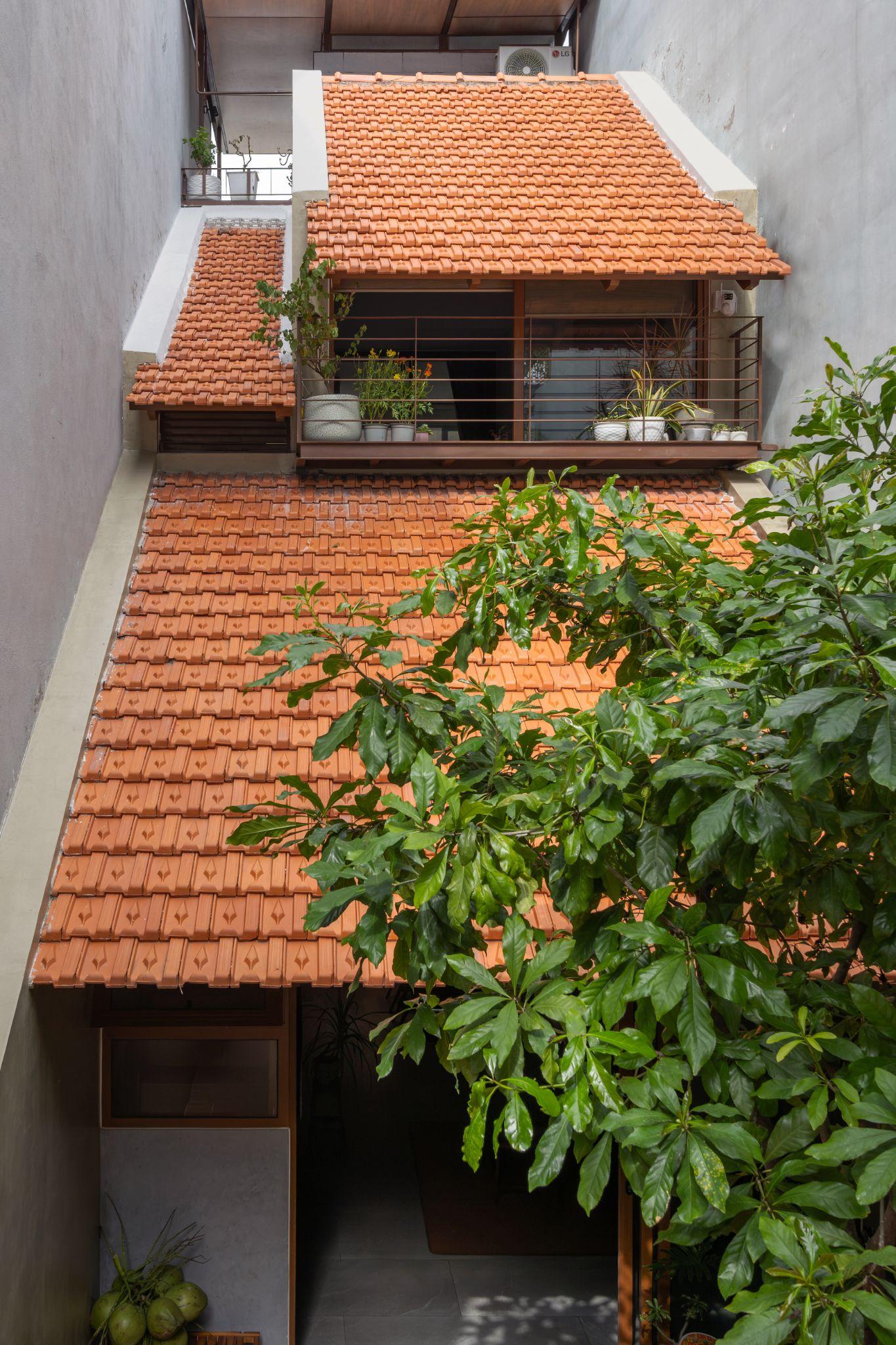 the-roof-house-ngoi-nha-77m2-va-triet-ly-song-vua-du-trung-nguyen-architects_9.jpg