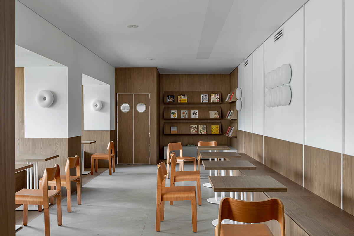 MARKS Coffee & Books: Gỗ, sách và những khoảng ngồi định hình quán cà phê 142 m² | Anna Lazar