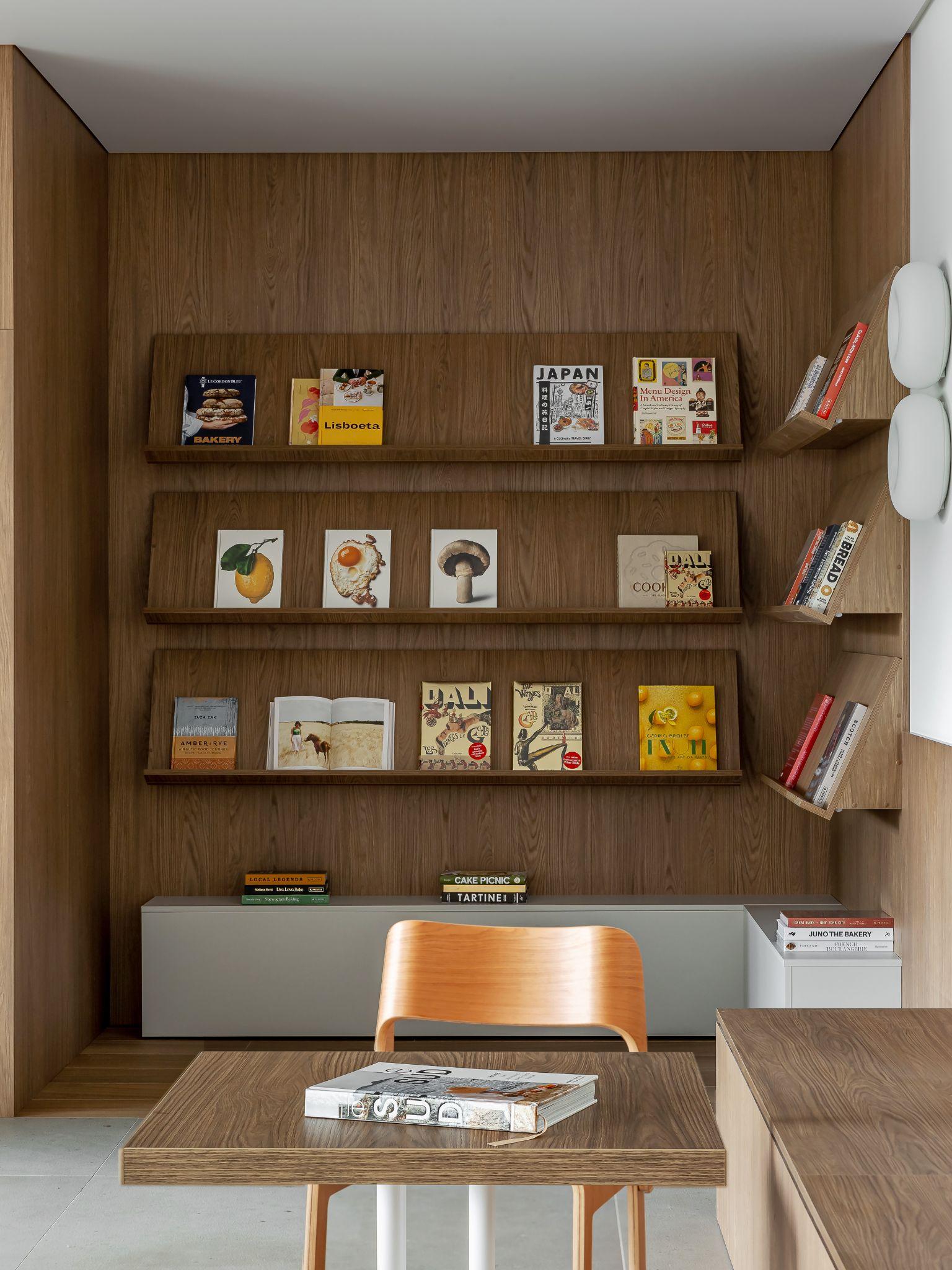 marks-coffee-books-go-sach-va-nhung-khoang-ngoi-dinh-hinh-quan-ca-phe-142-m2-anna-lazar_6.jpg